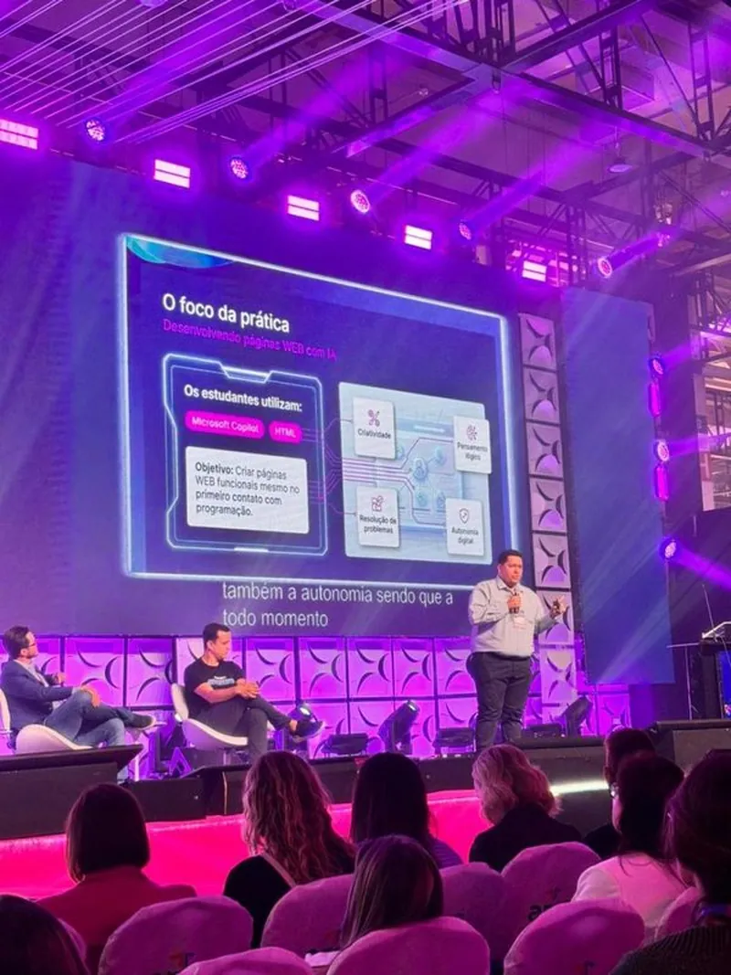 Professor Rafael Alves palestrando na Bett Brasil