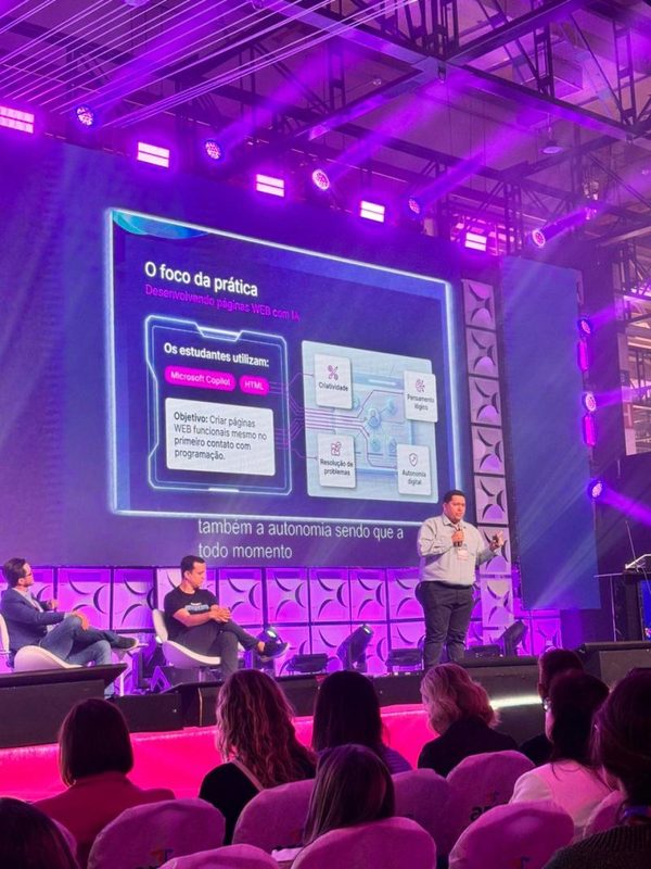 Prof. Rafael palestrando na Bett Brasil