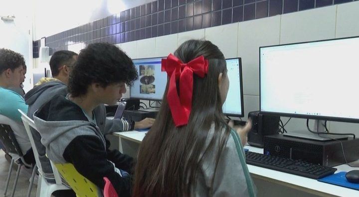 Estudantes em laboratório de IA